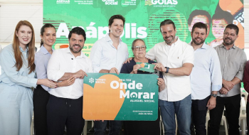 Daniel Vilela entrega 862 cartões do Aluguel Social a famílias de Anápolis